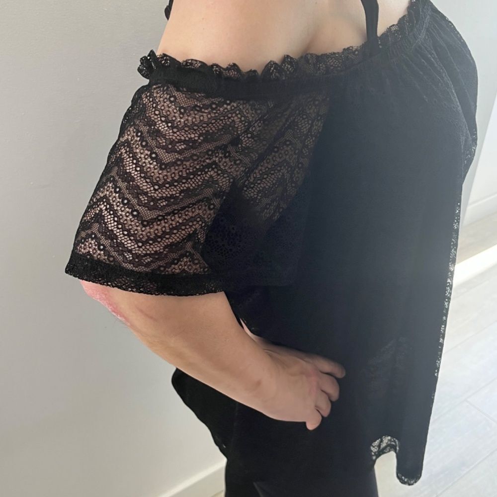 New Torrid Woman Top Off-shoulder sleeves lace Size 2 Black polyester plus